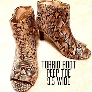 Torrid black beige snake skin peep toe heel boot side zip tassels Sz 9.5 wide